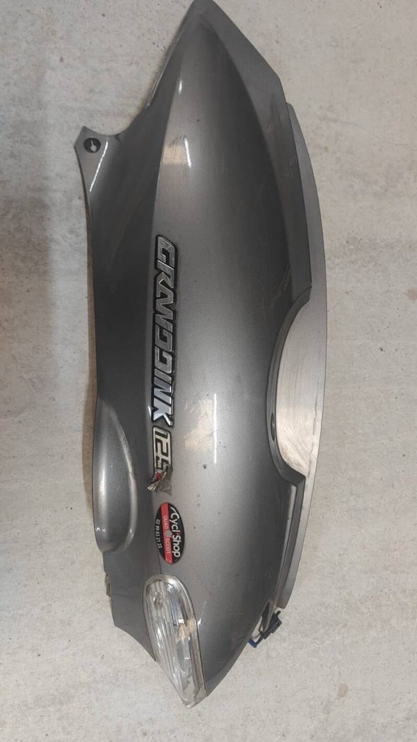 Cache carrosserie / capot côté gauche Kymco Grand Dink 125 / 150 83600-KKC4-9000