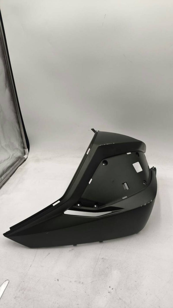 UN CACHE CARENAGE PLASTIQUE DROIT 64302-AGJ5-E000 KYMCO 550 CV3