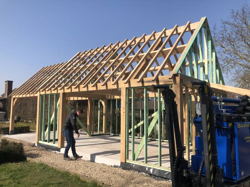 Eiken poolhouse met houtmijt