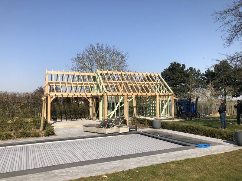 Eiken poolhouse met houtmijt