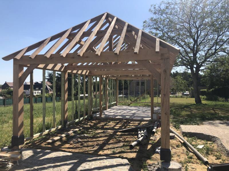 Eiken bijgebouw met noordbomen