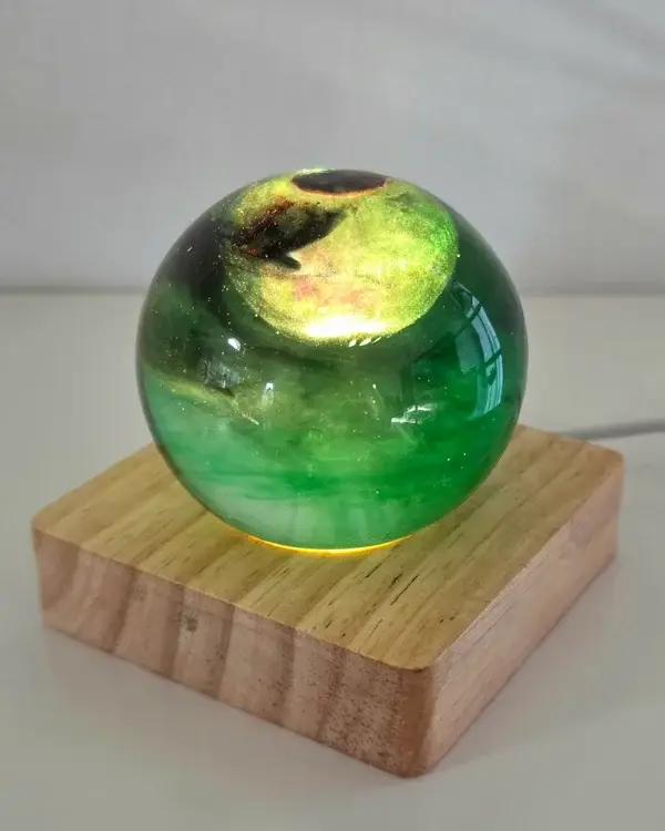 Handgjord epoxilampa – grönt resin-klot med LED & träfot. Klot nr 2