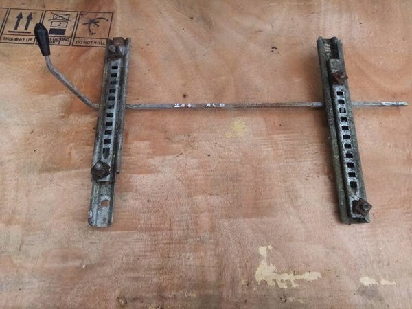 Peugeot 204 berline glissière de siège avant gauche