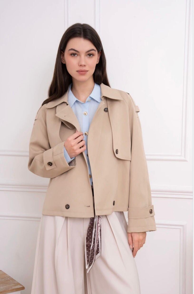 Short jacket with a trench coat vibe