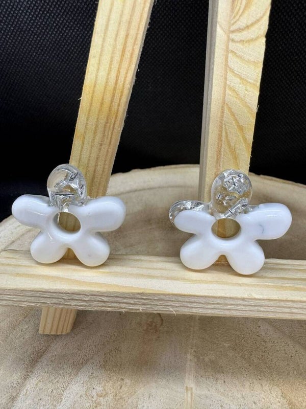 pampilles allongées blanches et feuilles argentées