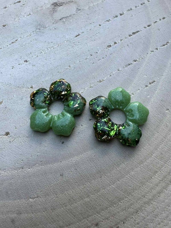 fleur verte et feuilles vertes