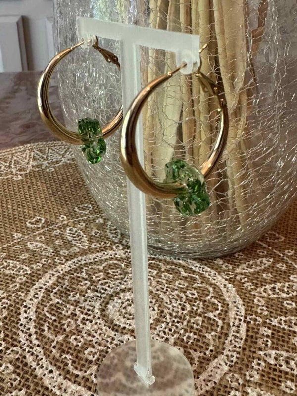 créoles or avec pampilles fleurs feuilles vertes