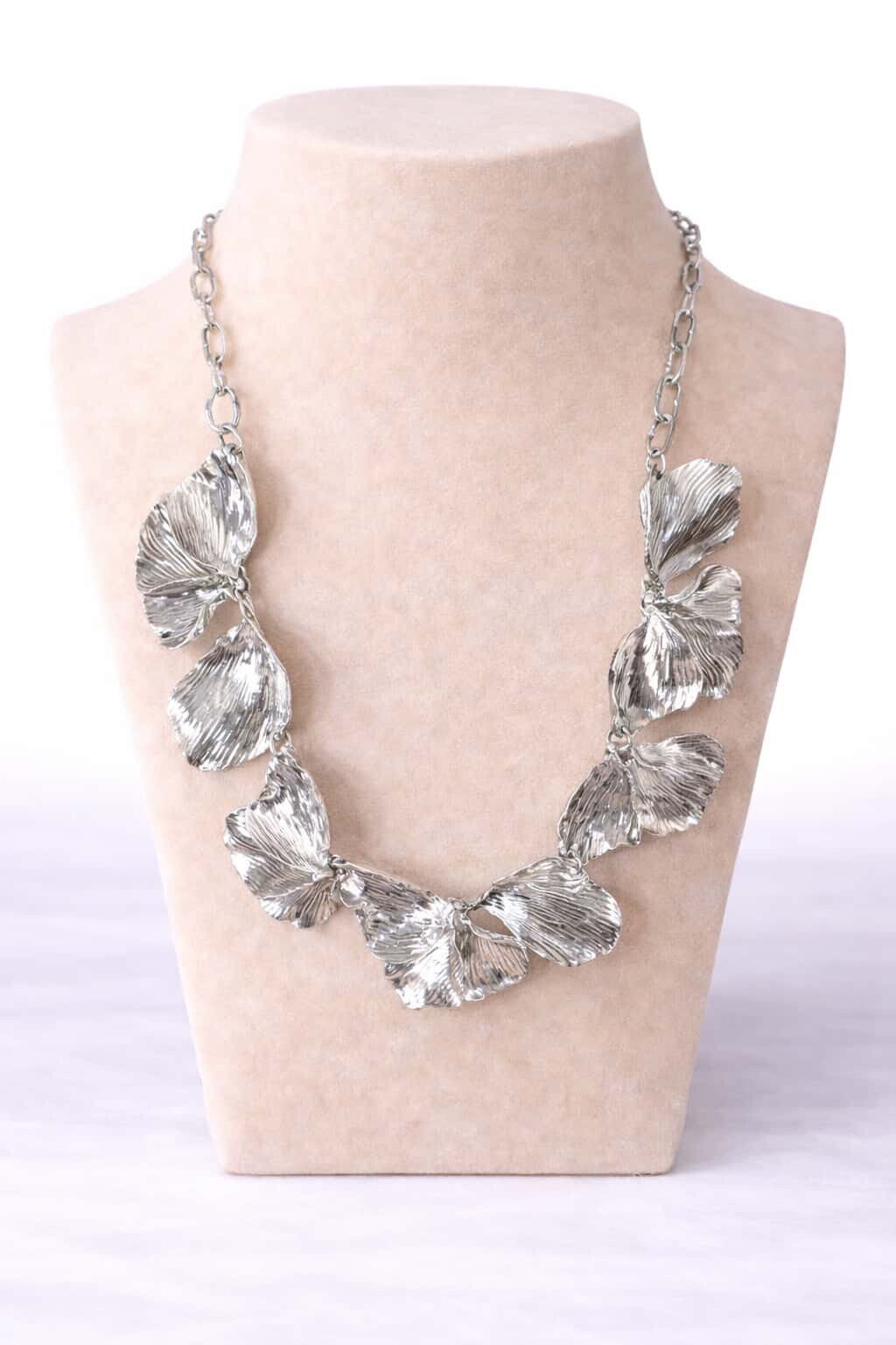 Collier pétales argenté