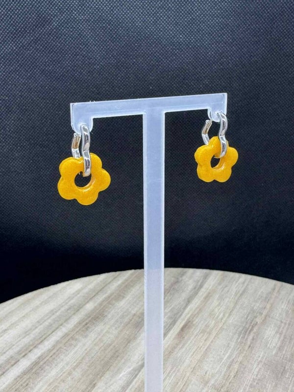 petites créoles coeur argentées avec pampilles fleurs moutarde