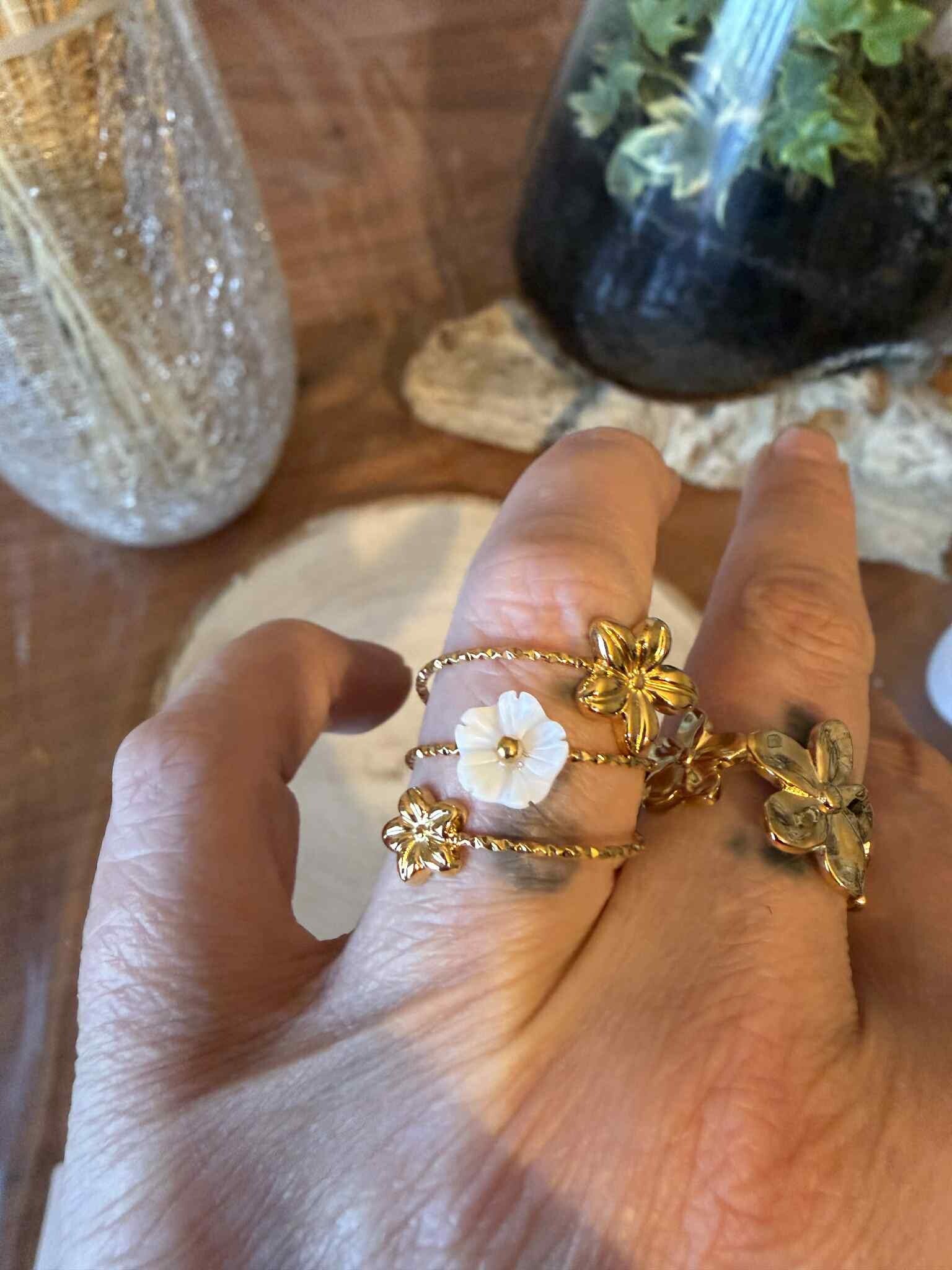 bague torsadée 3 fleurs couleur or