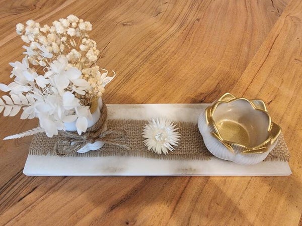 plateau gris doré avec petit vase et porte bougie