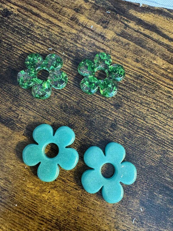 2 paires de grandes pampilles vertes et feuilles vertes a 5 eur piece