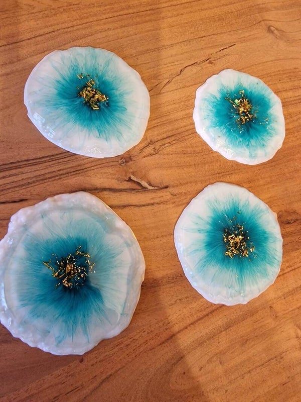 ensemble plateau et lot de 4 sous verres bleu feuilles dor et fond blanc