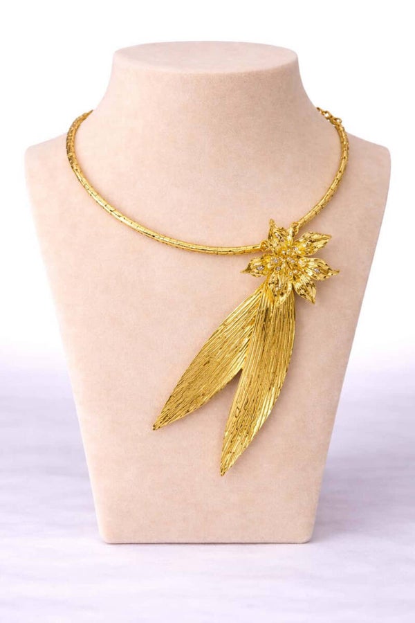 Collier ras de cou feuilles et fleur couleur or