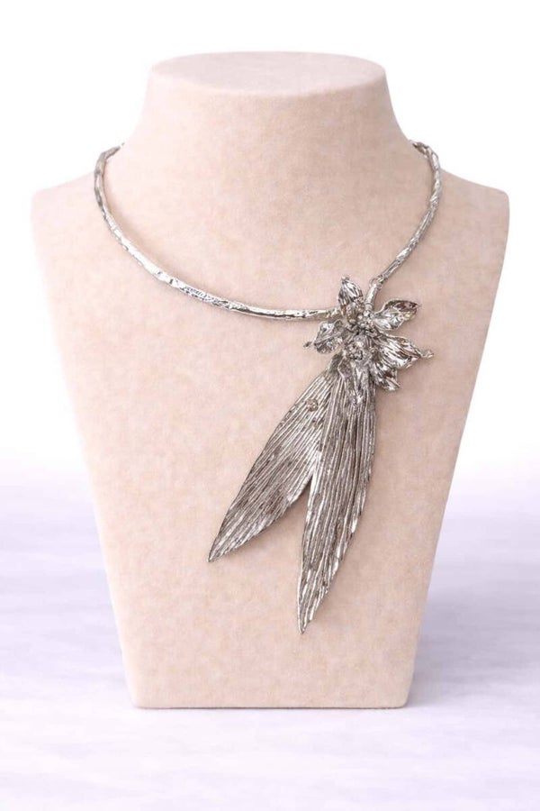 Collier ras de cou feuilles et fleur argenté