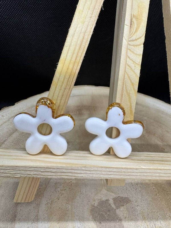 pampilles allongées blanches et feuilles dor