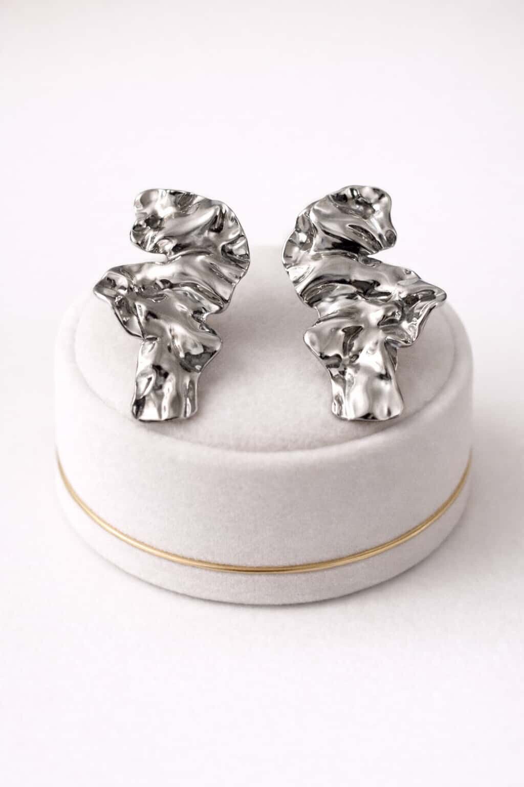 Boucles d’oreilles froissées argentées