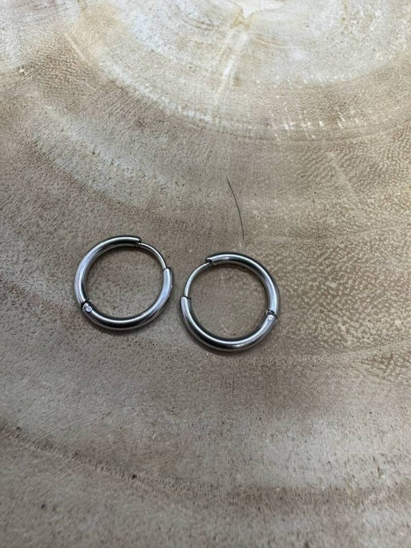 petites créoles couleur argent en acier inoxydable