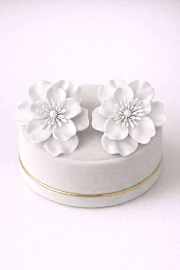 Boucles d’oreilles grandes fleurs blanches