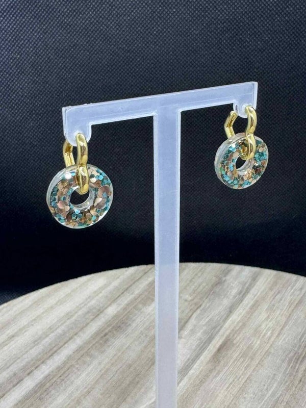 petites créoles coeur or avec pampilles donuts pailletées bleu et or