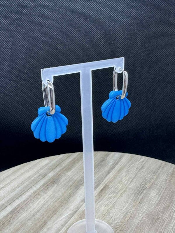 créoles allongées argentées avec pampilles coquillage bleue