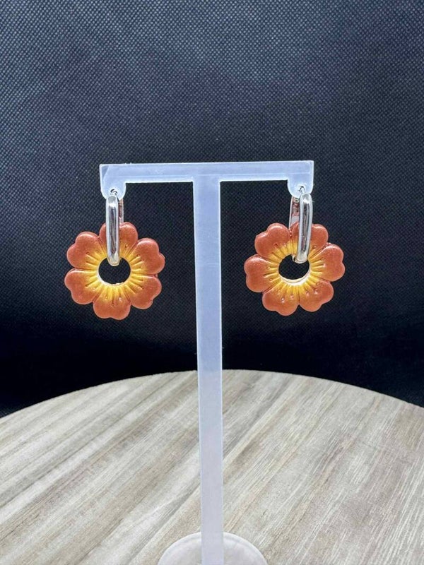 créoles allongées argentées avec pampilles fleurs marrons et jaune