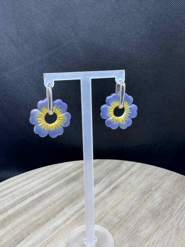 créoles allongées argentées avec pampilles fleurs violettes et jaunes