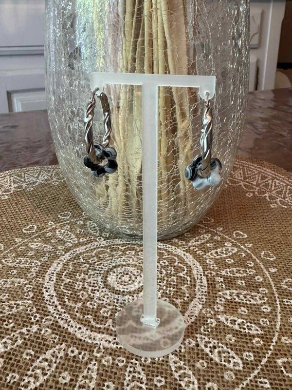 créoles argentées torsadées avec petites fleurs marbrées