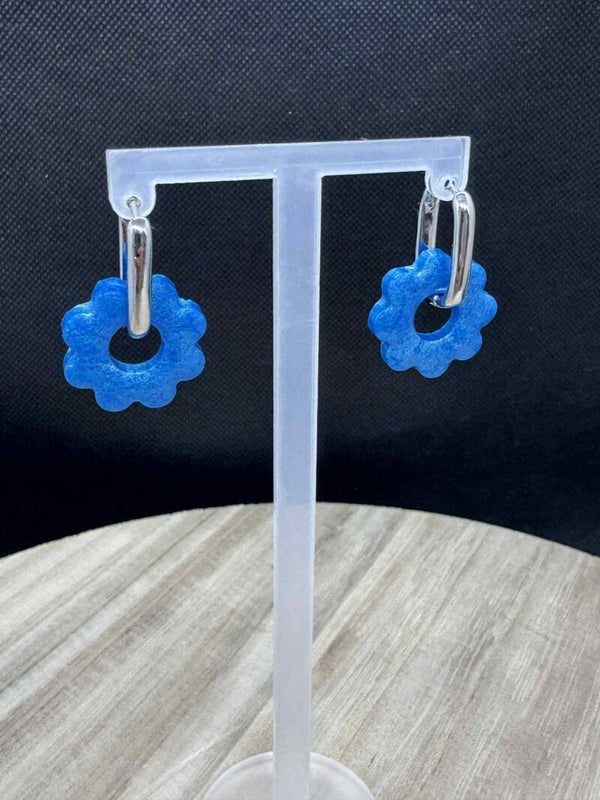 petites créoles allongées argentées avec pampilles bubulles bleue