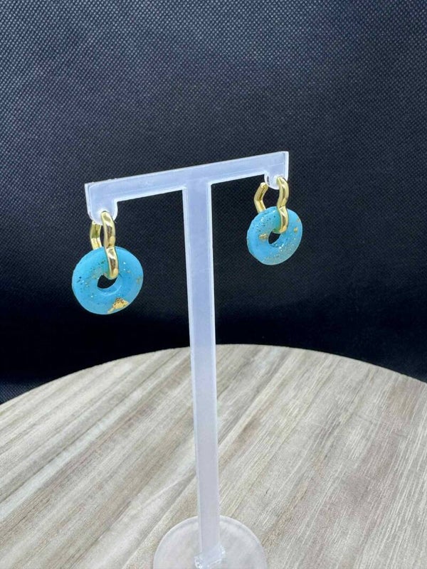 petites créoles coeur or avec pampilles donuts bleu ciel et feuilles d or