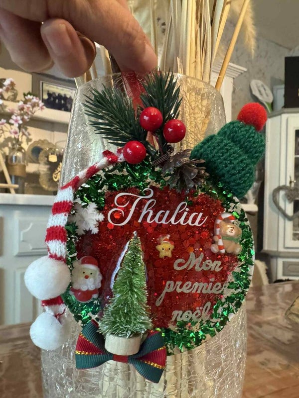 boule personnalisable 10 cm mon premier noel avec bonnet et echarpe