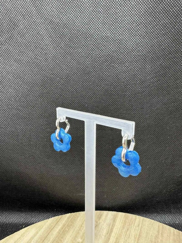 petites créoles coeur argentées avec pampilles fleur bleue