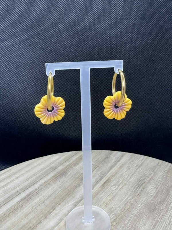 créoles rondes or avec pampilles fleurs jaunes et violettes