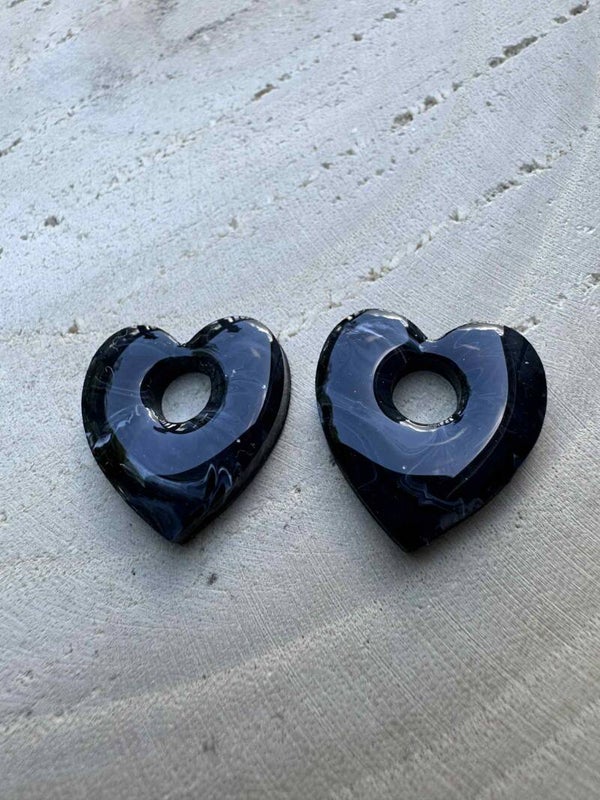 grand coeur noir légèrement marbré