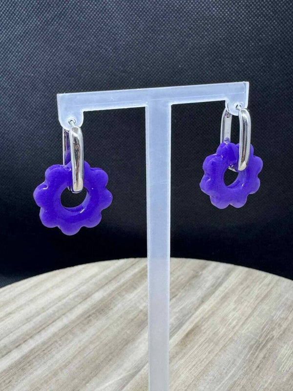 petites pampilles allongées argentées avec pampilles bubulles violettes