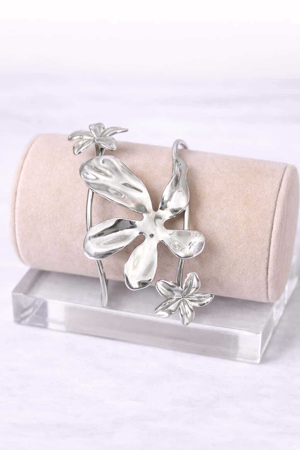 Bracelet asymétrique argenté grandes fleurs