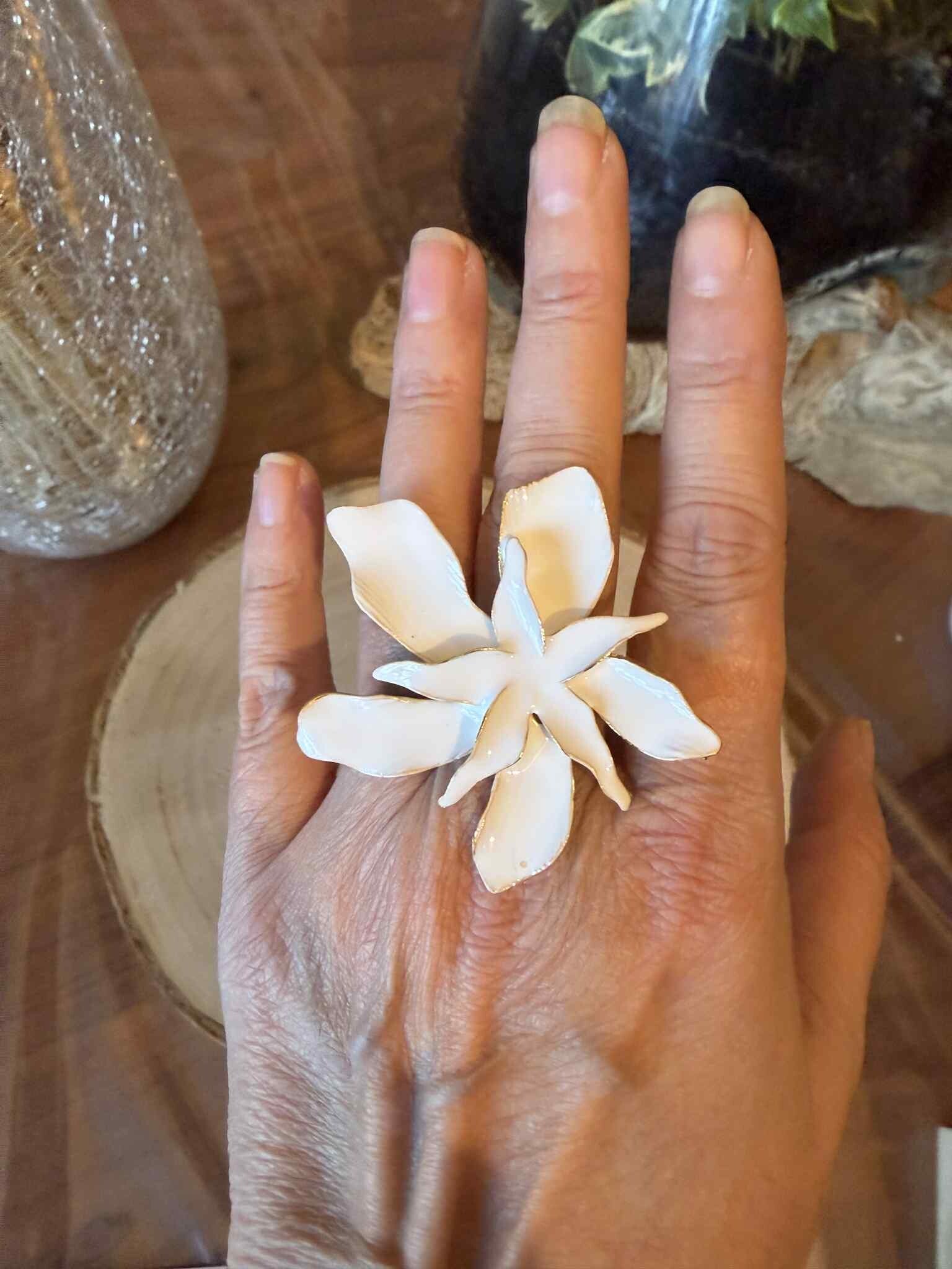bague fleur blanche couleur or
