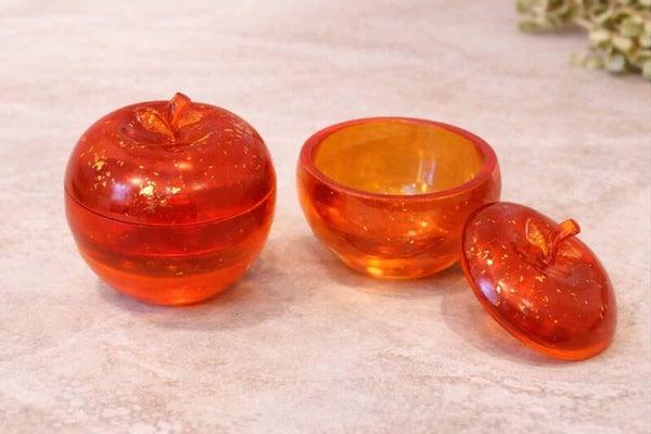 Pomme rouge orangé transparente