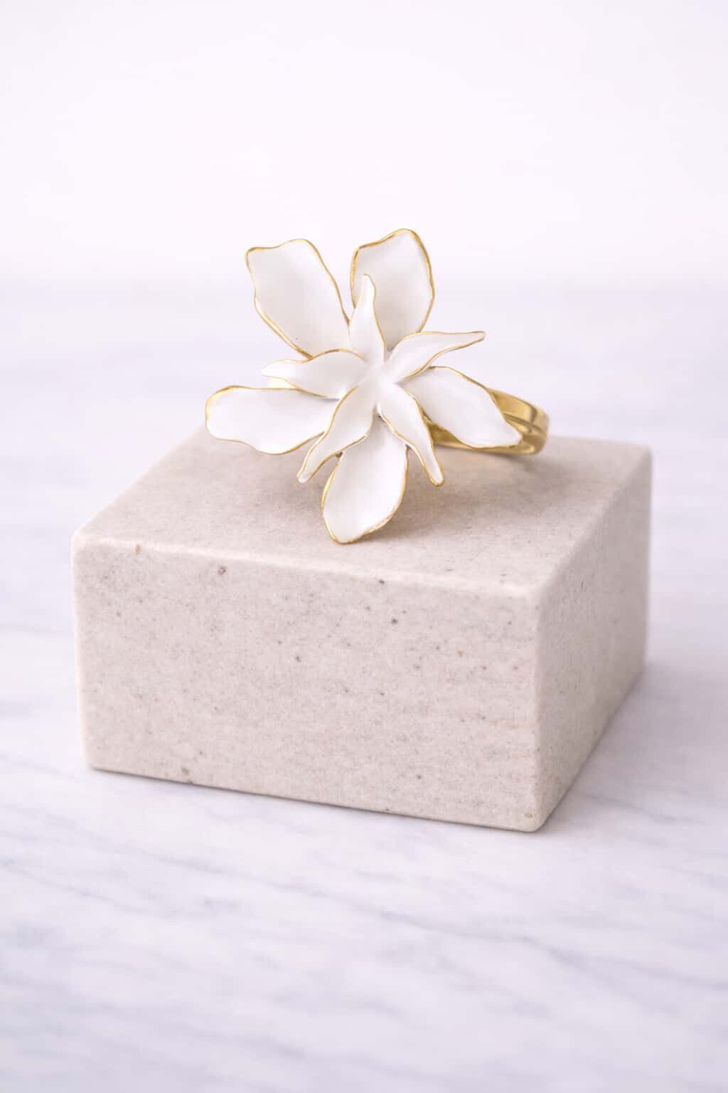 bague fleur blanche couleur or