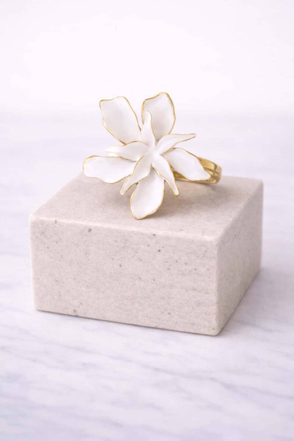 bague fleur blanche couleur or