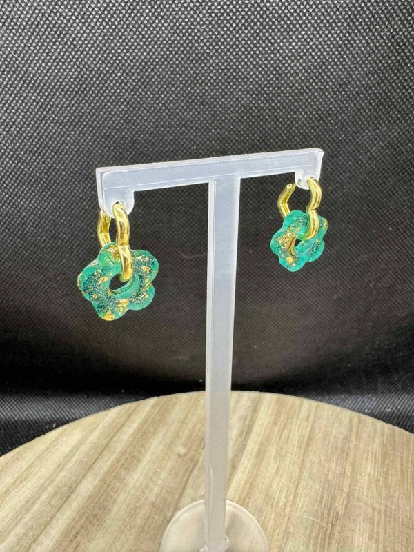 petites créoles coeur or avec pampilles turquoise transparentes feuilles d or