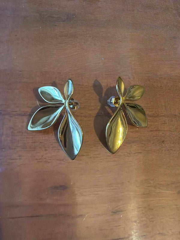 Petites boucles d’oreilles couleur or demi feuilles
