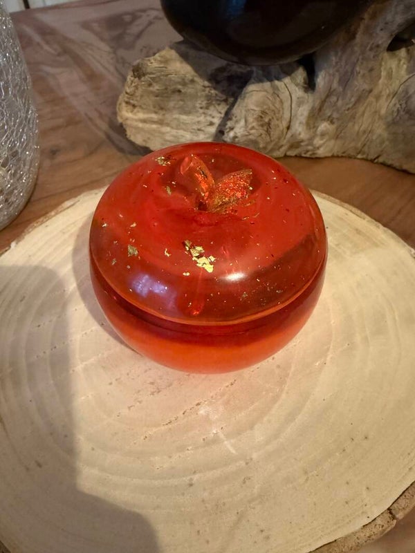 Pomme rouge orangé transparente