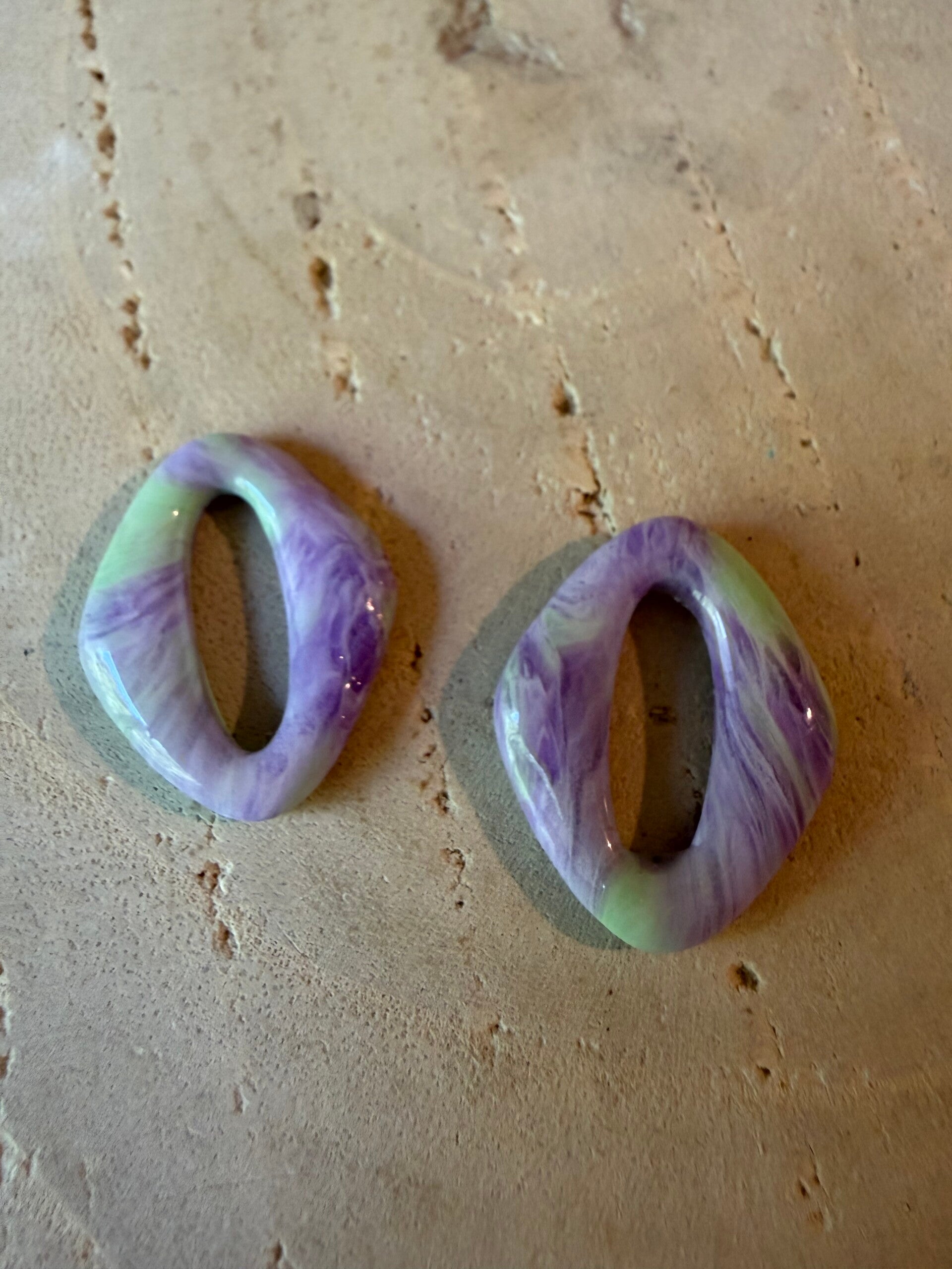 Pampilles ovales vertes et violettes