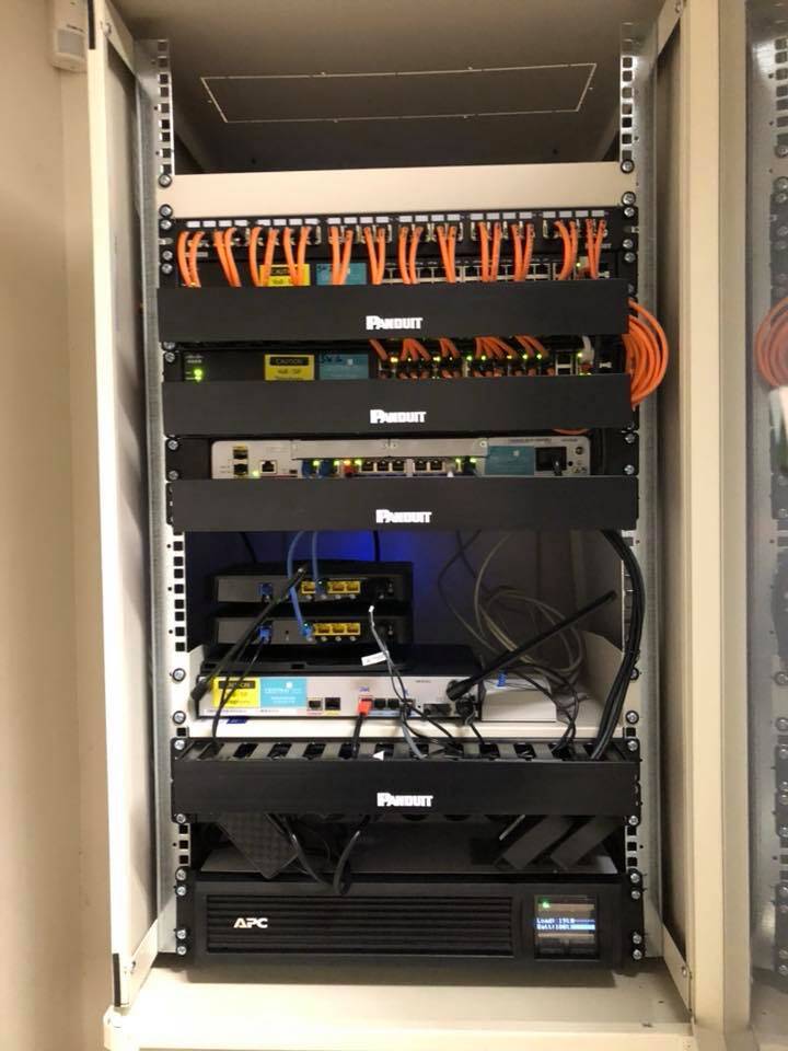 Leveren en plaatsen patchkast met UPS en alle toebehoren.