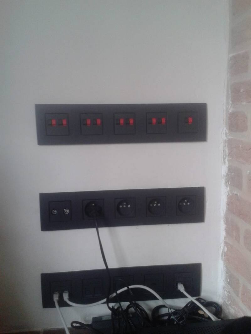 technisch hoekje met verschillende audio-, HDMI en netwerkaansluitingen