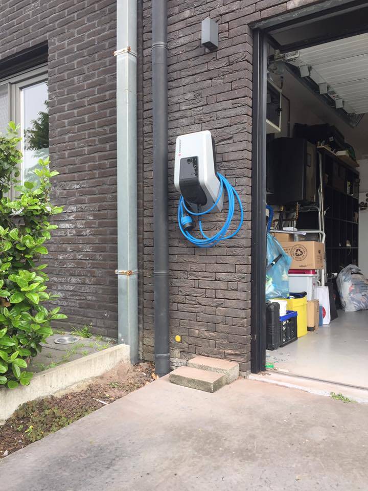 Laadstation voor hybride wagen op te laden