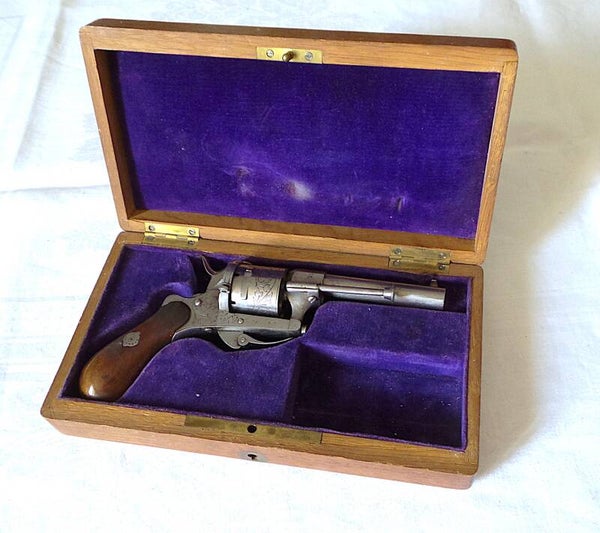 REVOLVER PAR EUGENE LEFAUCHEUX A BROCHE DANS SON COFFRET - XIX°
