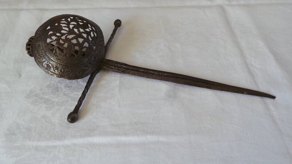 DAGUE MAIN GAUCHE A GARDE EN COQUILLE REPERCÉE  ET DECORÉE - XVII° - XVIII°