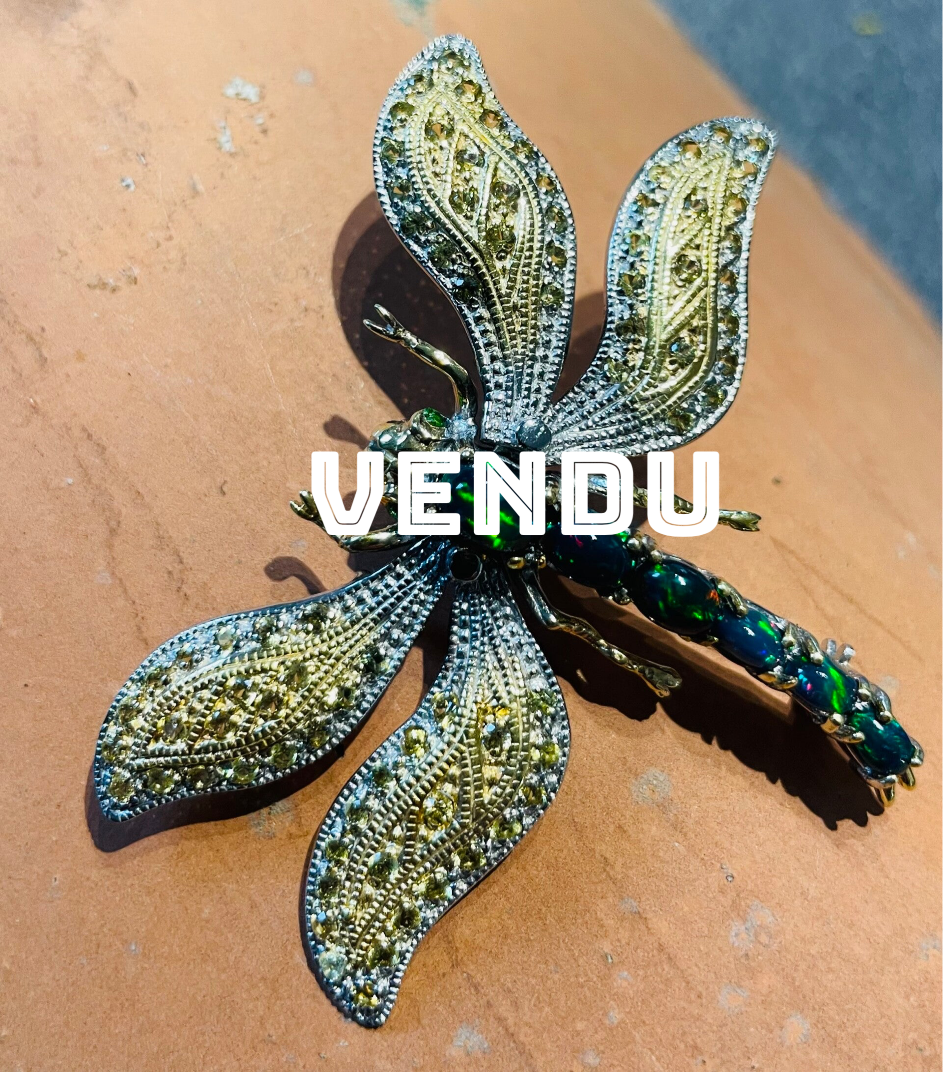 PENDENTIF EN FORME DE LIBELLULE ARGENT 925 SAPHIRS, OPALES NOIRES et PERIDOTS